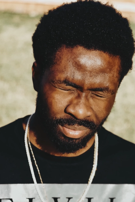 Portrait d'un homme qui ferme les yeux à cause du soleil